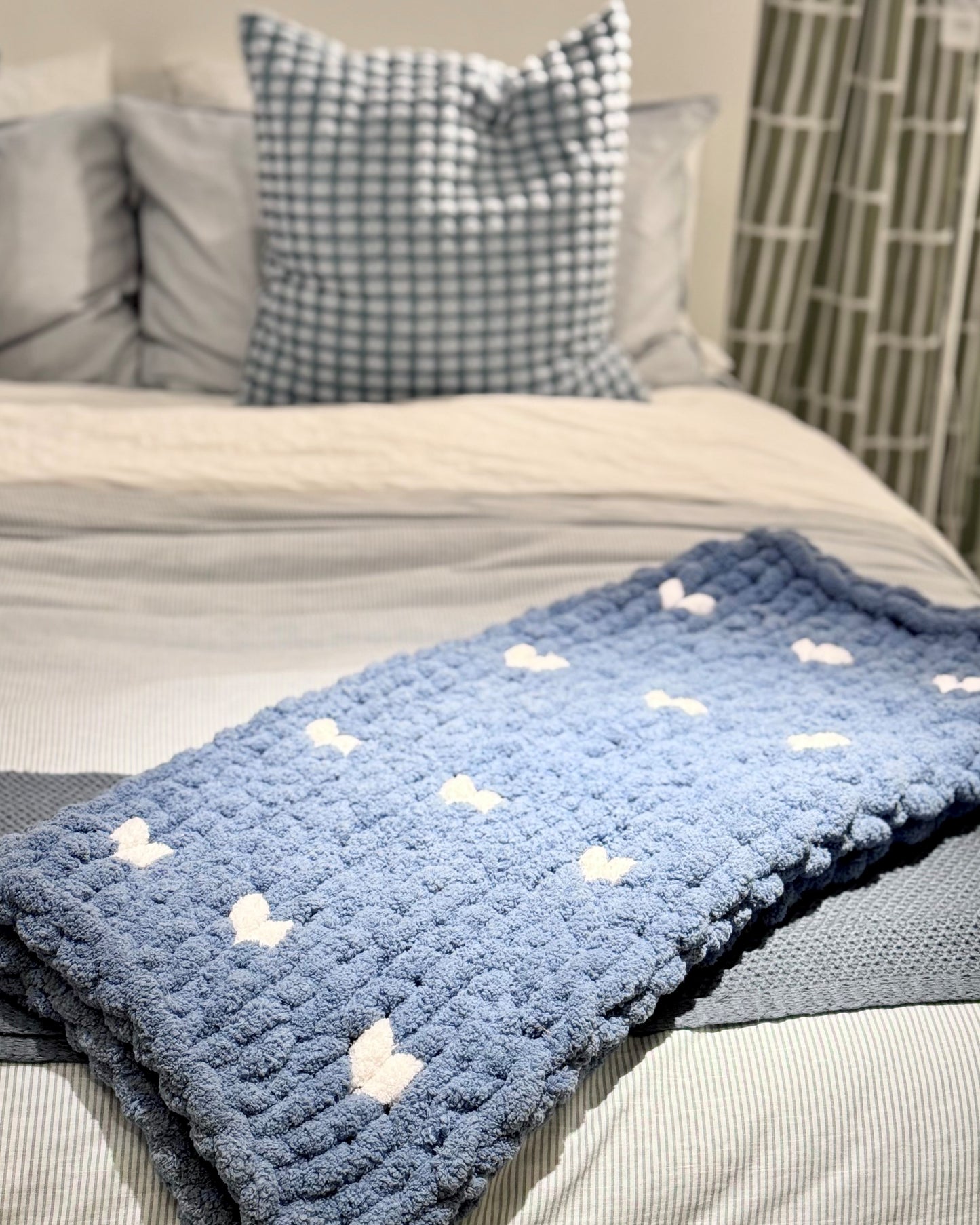 Hand-Knit Chunky Blanket (Blue Heart)