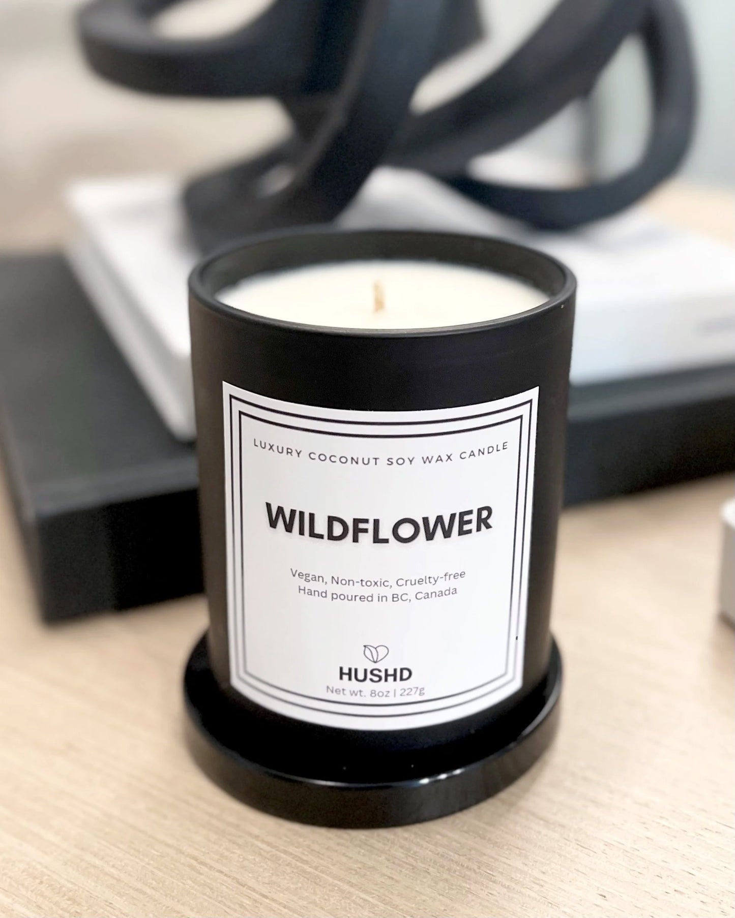 Wildflower, floral, natural, non-toxic oils, vegan, coconut soy wax candle, cruelty-free, fragrance oils, essential oils, inner peace. Peony, pink pepper, wildflower and winter lemon are paired with geranium, rose maroc, narcissus, orange blossom, tuberose, amber and vetiver